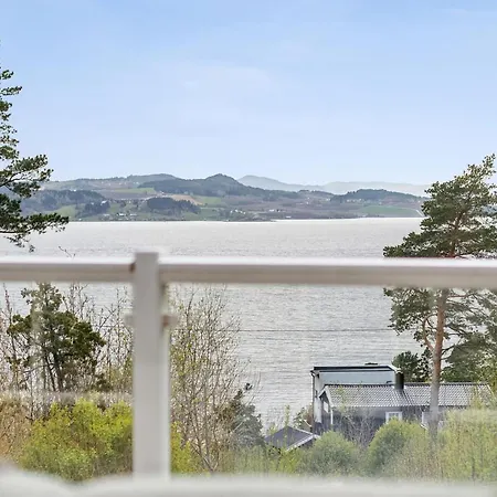 4 Bedroom Beautiful In Asenfjord Feriehus *