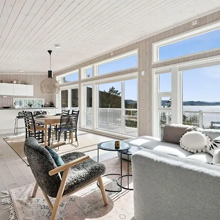 4 Bedroom Beautiful In Asenfjord Nyaraló *