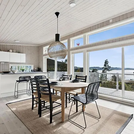 4 Bedroom Beautiful In Asenfjord Nyaraló *