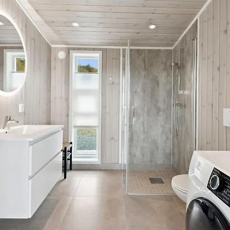 Feriehus 4 Bedroom Beautiful In Asenfjord